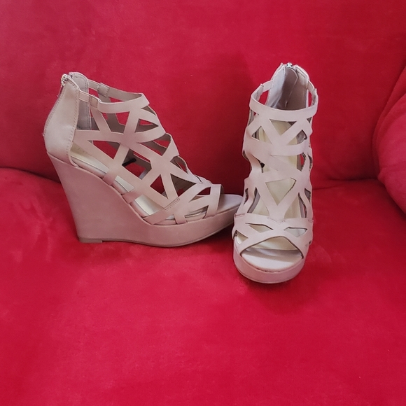 Tan heels - Picture 2 of 3